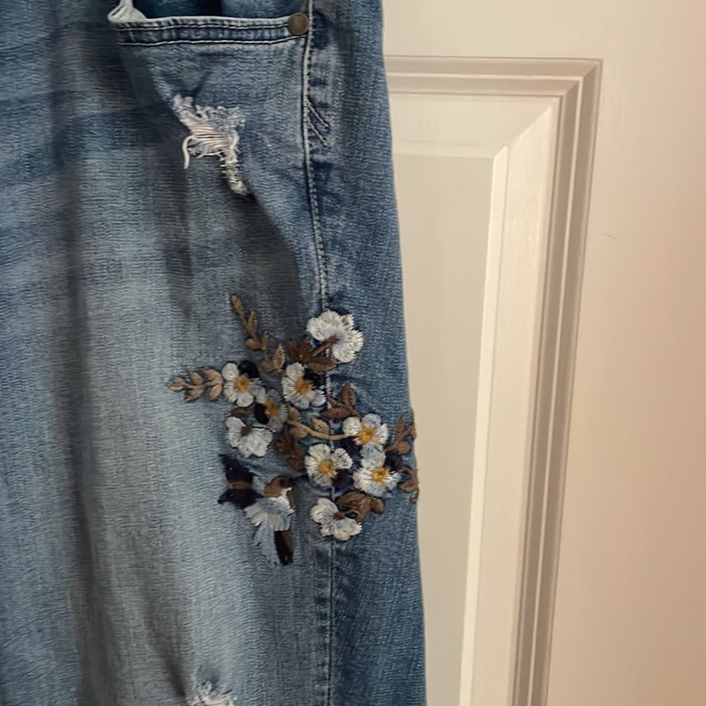 Torrid Floral Embroidered Boyfriend Cut Ripped Women’s Jeans, Size 18 - Picture 3 of 6